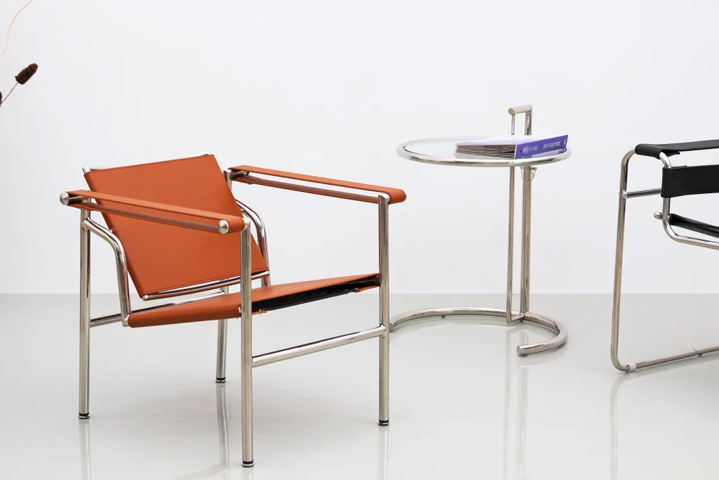 le-corbusier-inspired-lc1-chair-cl386le01s-002